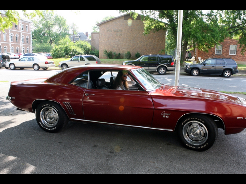 Nashville, June 16, 2008 : Bo Bice, arriving in a big hurry, and in a nice ride - for the BROTHERS OF THE SOUTHLAND video shoot at Oceanway Studios.